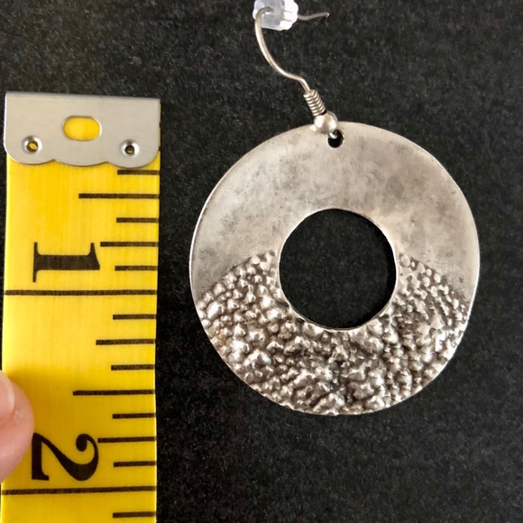 Unique distressed silver earrings - Picture 4 of 4